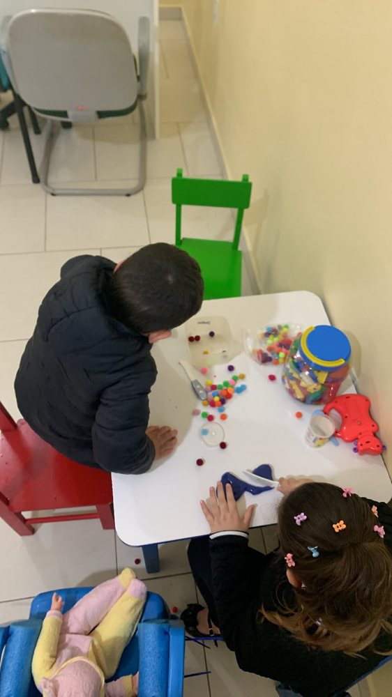 Atendimento infantil com atividades na mesa